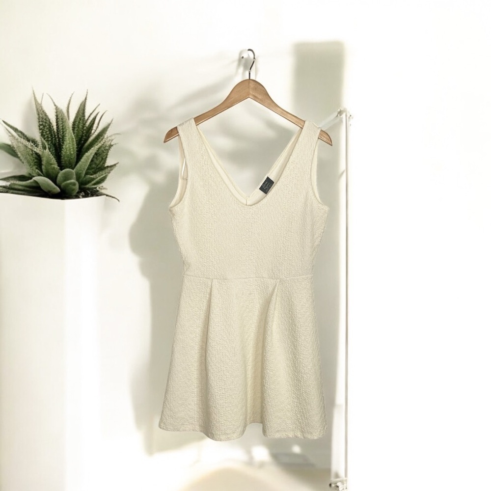 Zara Cream Sleeveless V-Neck Dress M
